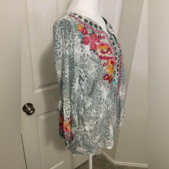 Savanna Jane Floral Embroidered Bell Sleeve Top Blouse Size S - Picture 2 of 12